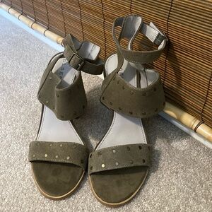 NWOT HINGE heels